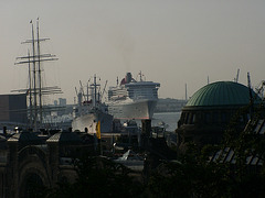 "Queen Mary 2", old elbe tunnel and "Cap San Diego"