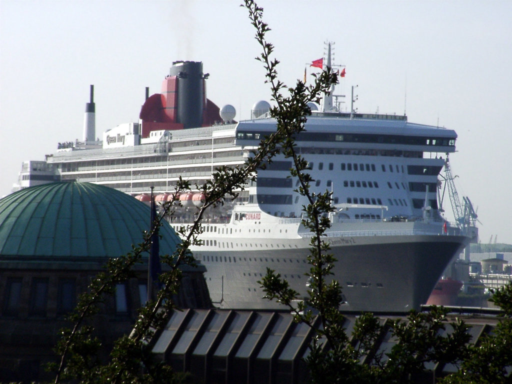 Queen Mary 2 and old elbe tunnel
