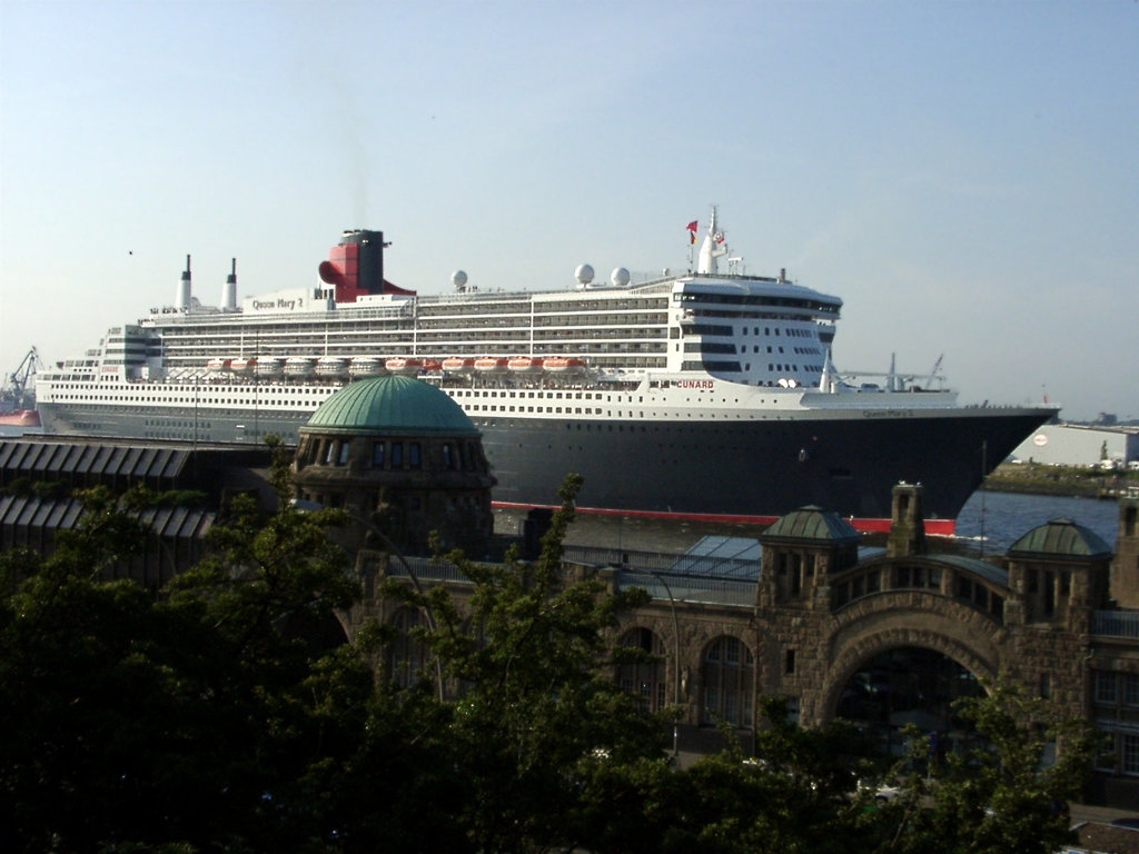 Queen Mary 2 + Alter Elbtunnel