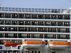 Passengers of Queen Mary 2 saying goodbye
