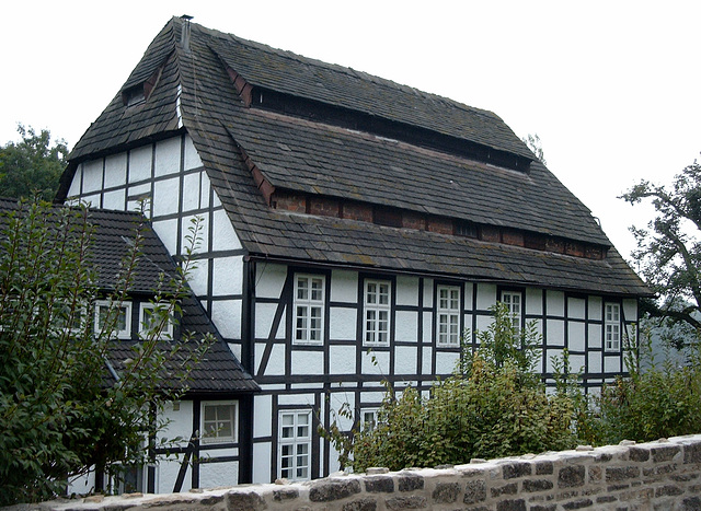 Haus mit Sandsteindach bei Lauenstein am Ith