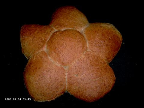 Star-Shaped Country Bread / Joe Ortiz