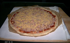 Tonijnpizza klaar voor de oven