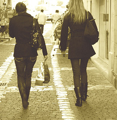 Lilette -  Cadeau du 31 décembre 2008.  Sexy duo en jeans et bottes - France.  SEPIA.