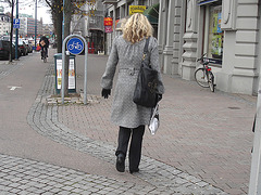 Aladdin Swedish blonde Lady in hammer heeled boots /  Blonde Suédoise en bottes à talons marteaux