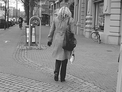 Aladin Swedish blond Lady in hammer heeled boots /  Blonde Suédoise en bottes à talons marteaux - Helsingborg / Suède.  22 Octobre 2008  - B & W