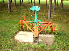 Solitude Ste-Françoise / 20 août 2006 - Instrument agraire obsolète / Obsolete agrarian tool.