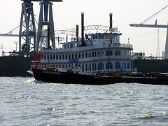 Paddle wheel steamer "Louisana Star" in front of cranes