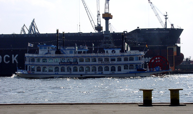 Paddle wheel steamer "Louisana Star" in front of docked "Yokohama Senator"