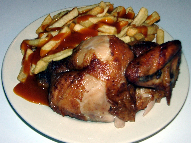 Halbes Hähnchen mit Pommes (Chicken with fries)
