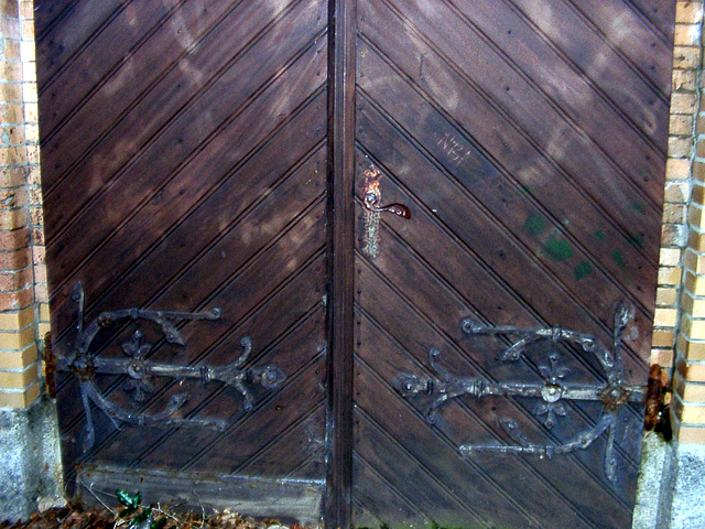 Tür unterhalb des Ensemble "Hafentreppe De-Voß-Straße"