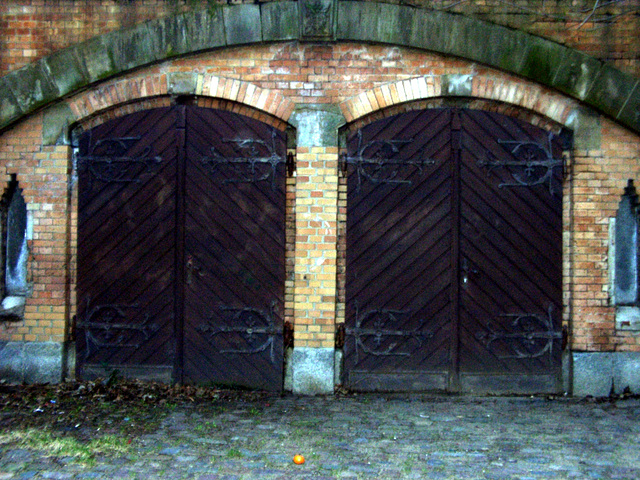 Türen unterhalb des Ensemble "Hafentreppe De-Voß-Straße"