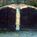 Türen unterhalb des Ensemble "Hafentreppe De-Voß-Straße"