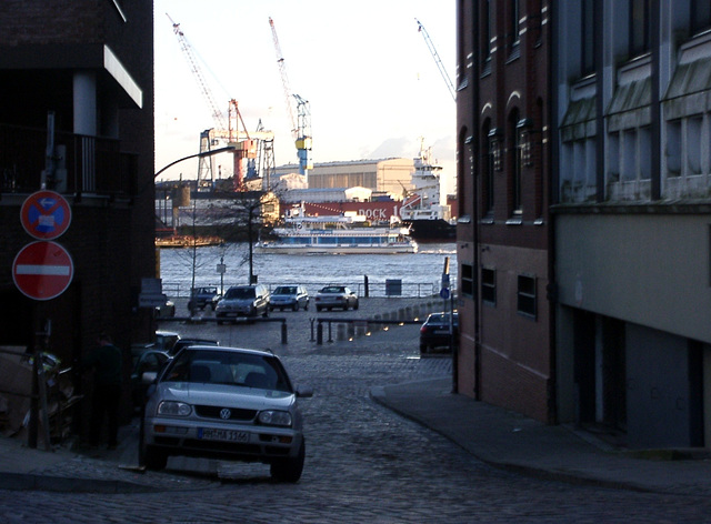 Blick auf den Hafen, die De-Voß-Straße hinab