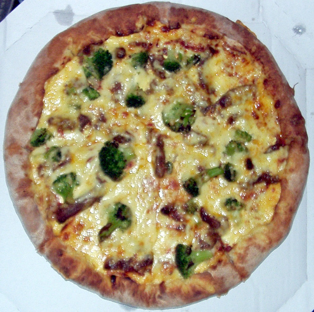 Pizza with cattle-stripes, broccoli, sauce hollondaise