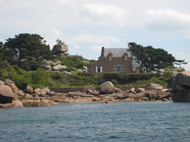 Un belle maison à l'entrée du port de Ploumanach