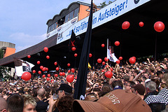 Rote Luftballons. Nunja, bischen unpassende Farbe bei einem Spiel gegen Leverkusen, aber egal...