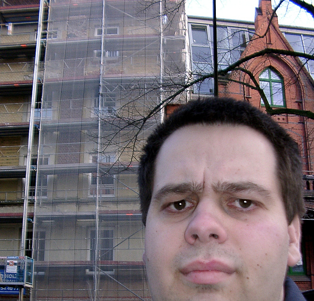 Day #046: Me, sceptically in front of the scaffolding