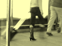Dame mature blonde en bottes à talons marteaux / Mature blonde in hammer heeled boots with a calve cleavage-  Aéroport de Bruxelles - 19-10-2008 / À l'ancienne