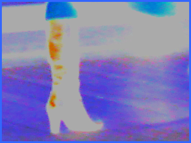 Mature blond in hammer heeled boots with a calve cleavage -  Aéroport de Bruxelles - 19-10-2008  - Negatif coloré