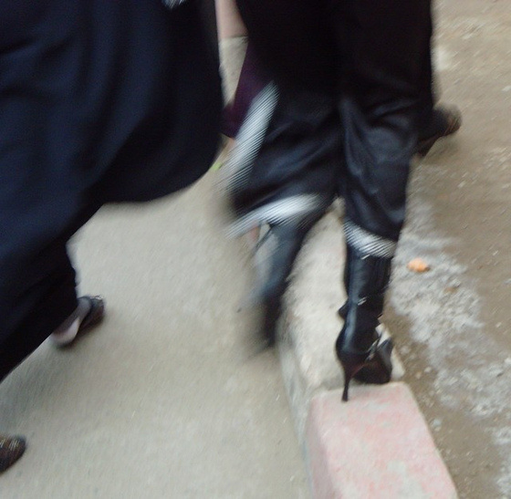 Séduisante jeune Islamique en bottes à talons aiguilles