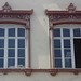 Holzfenster mit Sandsteinumrahmungen