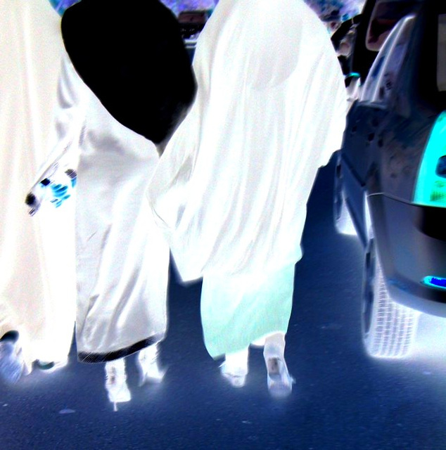 Séduisante jeune Islamique en bottes à talons aiguilles -  Maghreb  /  North Africa  /  Janvier 2009- Négatif avec photofiltre