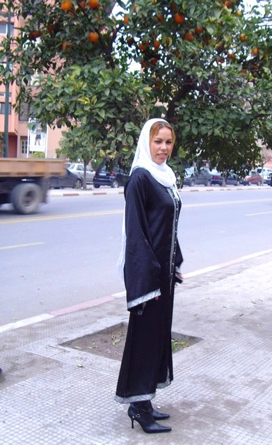 Séduisante jeune Islamique en bottes à talons aiguilles  /Maghreb
