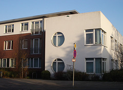 ein Architekturbüro mit Eck- und runden Fenstern