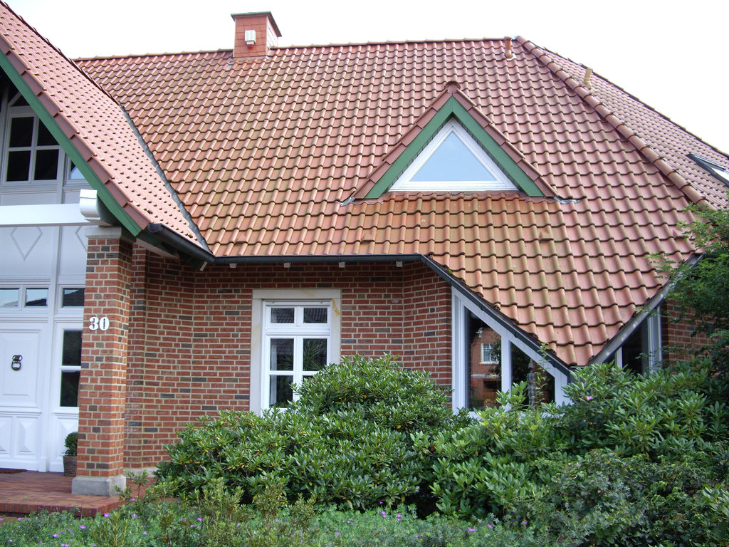 Ziegelhaus - Hauseingang links und Essecke rechts.