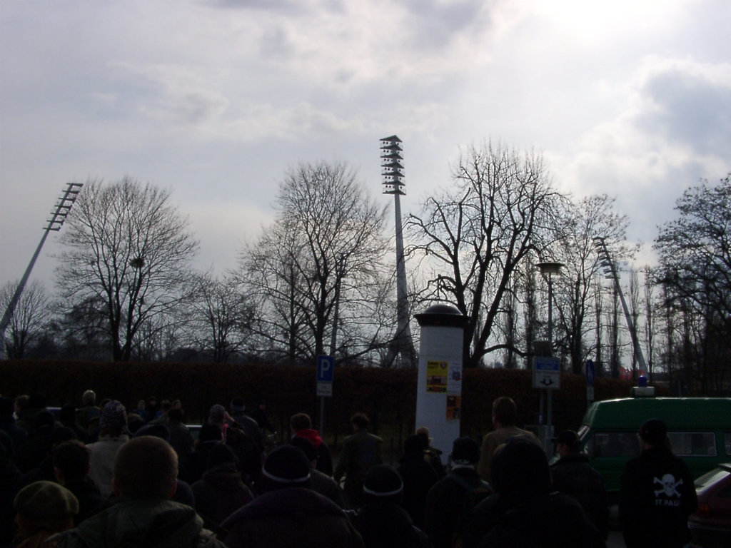 Flutlichtmasten ("Giraffen") im Dresdner Stadion