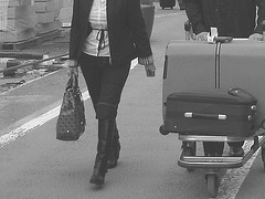 Jolie Dame d'âge mûr en bottes à talons hauts -  Aéroport de Bruxelles-  19 octobre 2008 / N & B.