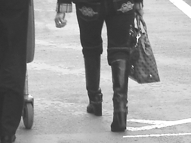 Jolie Dame d'âge mûr en bottes à talons hauts / Aéroport de Bruxelles - 19 octobre 2008 / N & B.