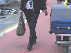 Jolie  blonde du bel âge avec des belles bottes de cuir sexy  /  Aéroport de Bruxelles --19 octobre 2008.