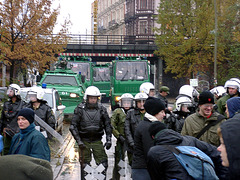 Wasserwerfer, Räumpanzer, Polizisten und wohl auch noch ein paar Demonstranten