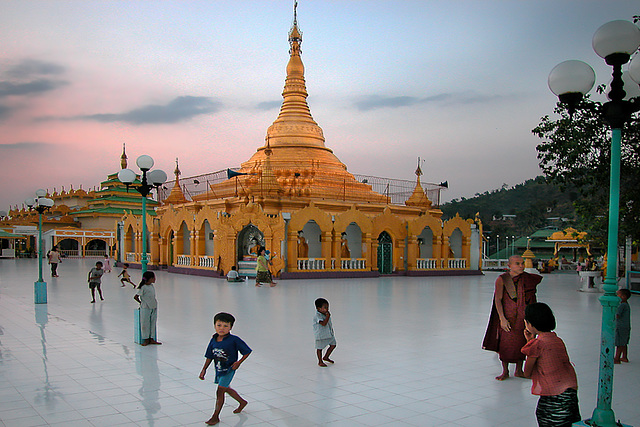 Pyi Daw Aye Pagoda, Kawthaung, Burma