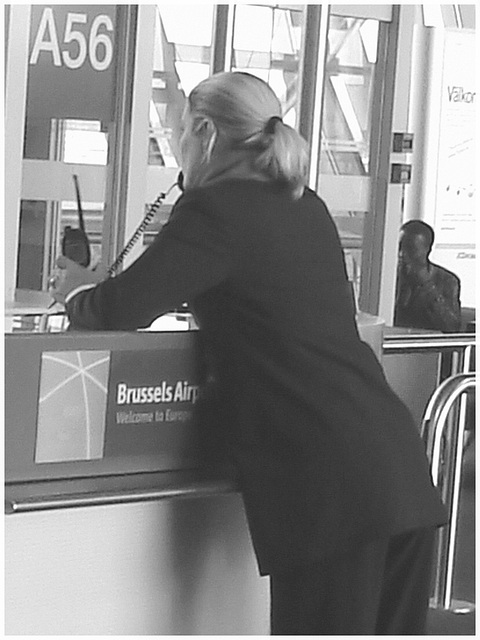 A56 blond Lady at the phone /  La blonde A56 au téléphone - Aéroport de Bruxelles - 19 octobre 2008 / Noir et blanc