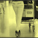 Noire très sexy en talons hauts aiguilles - Black Lady in tight pale pant and high heels -  Aéroport de Bruxelles - À l'ancienne avec photofiltre