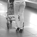 Noire très sexy en talons hauts aiguilles - Black Lady in tight pale pant and high heels -  Aéroport de Bruxelles . Photofiltrée en noir et blanc.