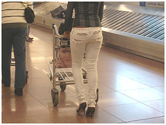Noire très sexy en talons hauts aiguilles - Black Lady in tight pale pant and high heels -  Aéroport de Bruxelles .