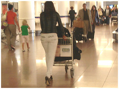 Noire très sexy en talons hauts aiguilles - Black Lady in tight pale pant and high heels -  Aéroport de Bruxelles .