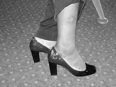 Black Lady in black & red hammer heels -  Noire sexy en beaux souliers à talons hauts rouge & noir - Avec permission / With permission - Aéroport de Bruxelles.- Noir et blanc avec photofiltre