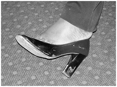 Black Lady in black & red hammer heels / Noire sexy en beaux souliers à talons hauts rouge & noir - Avec permission / With permission - Aéroport de Bruxelles /  Noir et blanc avec photofiltre