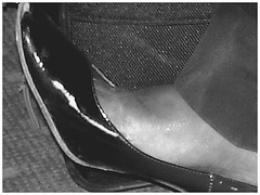 Black Lady in black & red hammer heels -  Noire sexy en beaux souliers à talons hauts rouge & noir - Avec permission / With permission - Aéroport de Bruxelles.- Noir et blanc  avec photofiltre