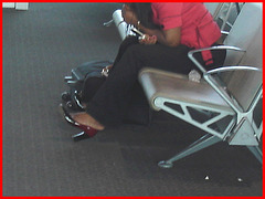 Black Lady in black & red hammer heels / Noire sexy en beaux souliers à talons hauts rouge & noir - Aéroport de Bruxelles / Brussels airport.
