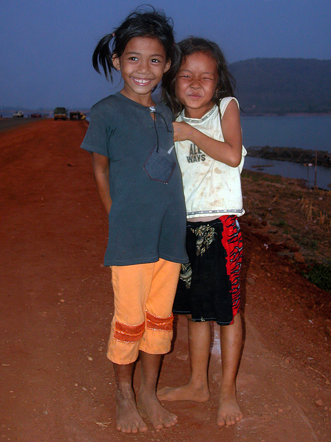 Small Lao girls like to be photographed