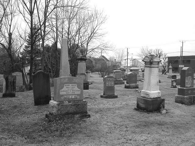 Cimetière et église  / Church and cemetery  -  Ormstown.  Québec, CANADA.  29 mars 2009- B & W