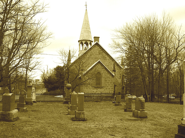 Cimetière et église  / Church and cemetery  -  Ormstown.  Québec, CANADA.  29 mars 2009 -  Sepia