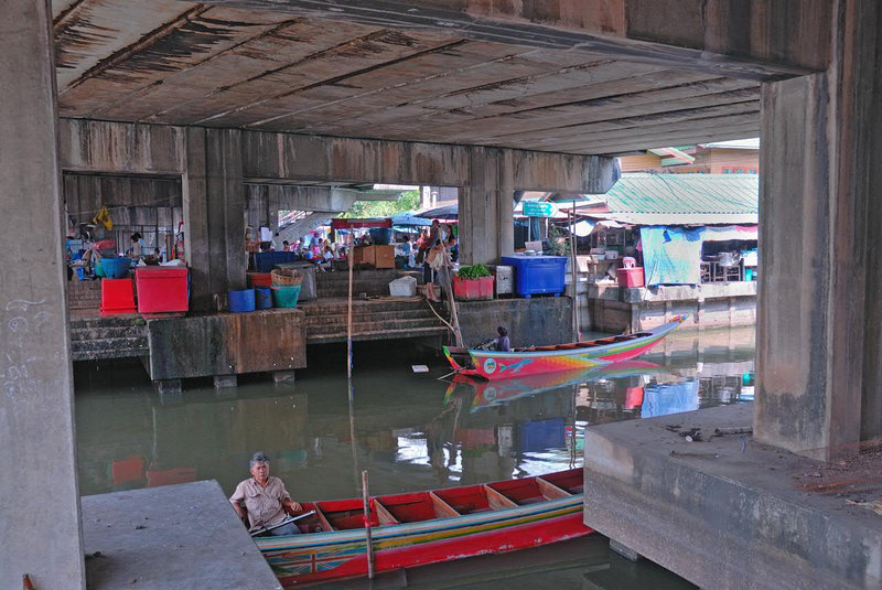 Khlong Sam Wa underneath the highway bridge