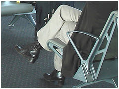 Blonde in chunky heeled boots /  Blonde en bottes à talons moyens et larges - Aéroport de Bruxelles - 19 octobre 2008.